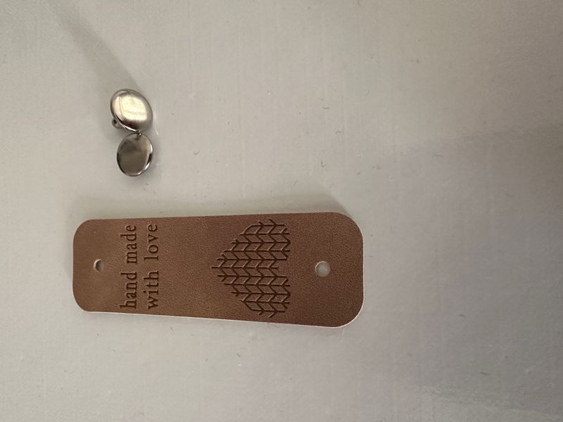 Lapp kunstskinn beige «handmade with Love» med metallfeste