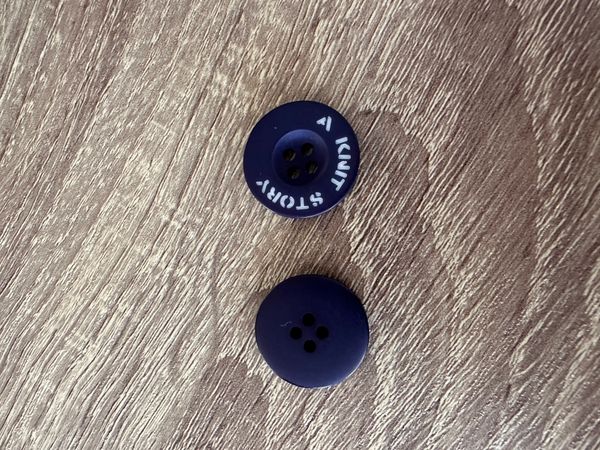 Hovedbilde Knapp A Knit Story Marineblå 22 mm